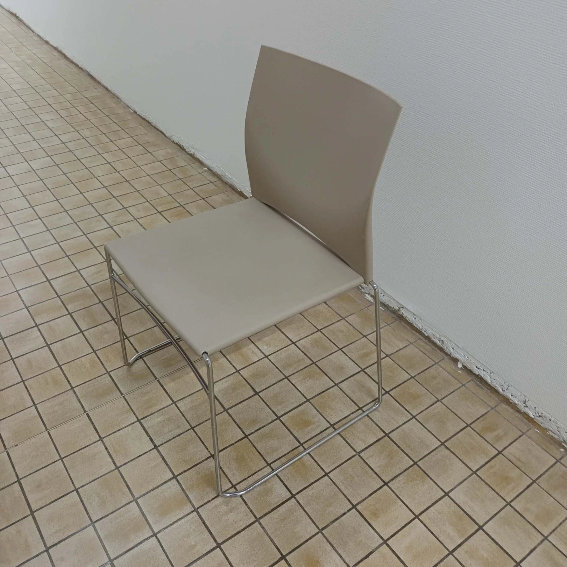 Chaise de conférence ou de réunion beige – piétement chromé, dossier et assise plastiques