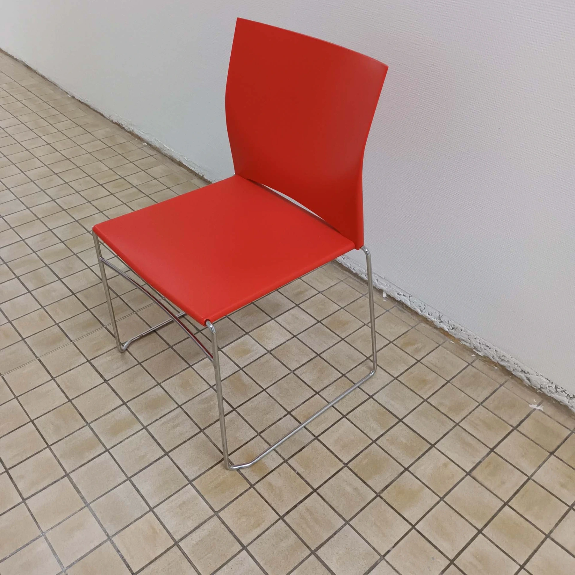 Chaise de conférence ou de réunion rouge – piétement chromé, dossier et assise plastiques