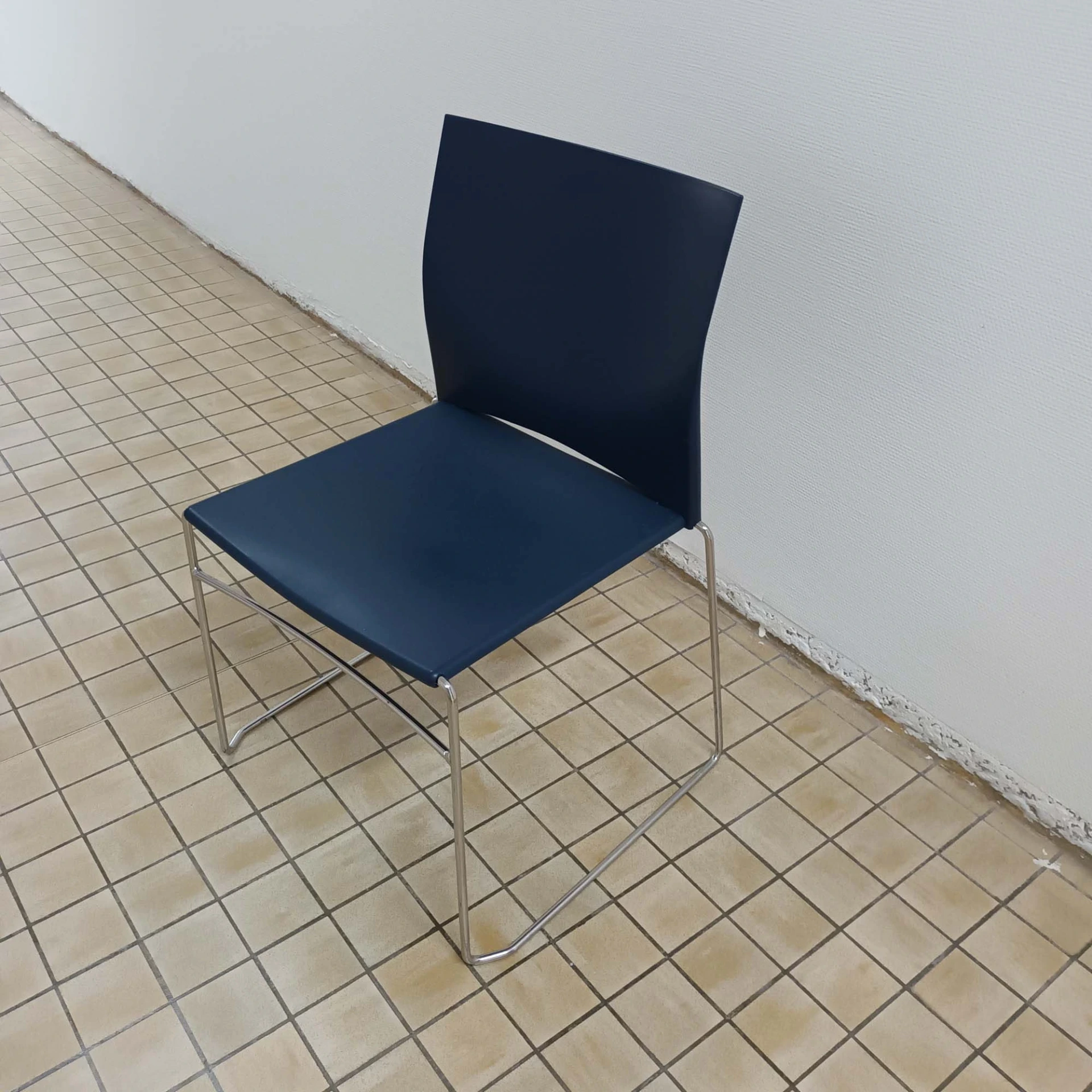 Chaise de conférence ou de réunion bleu – piétement chromé, dossier et assise plastiques