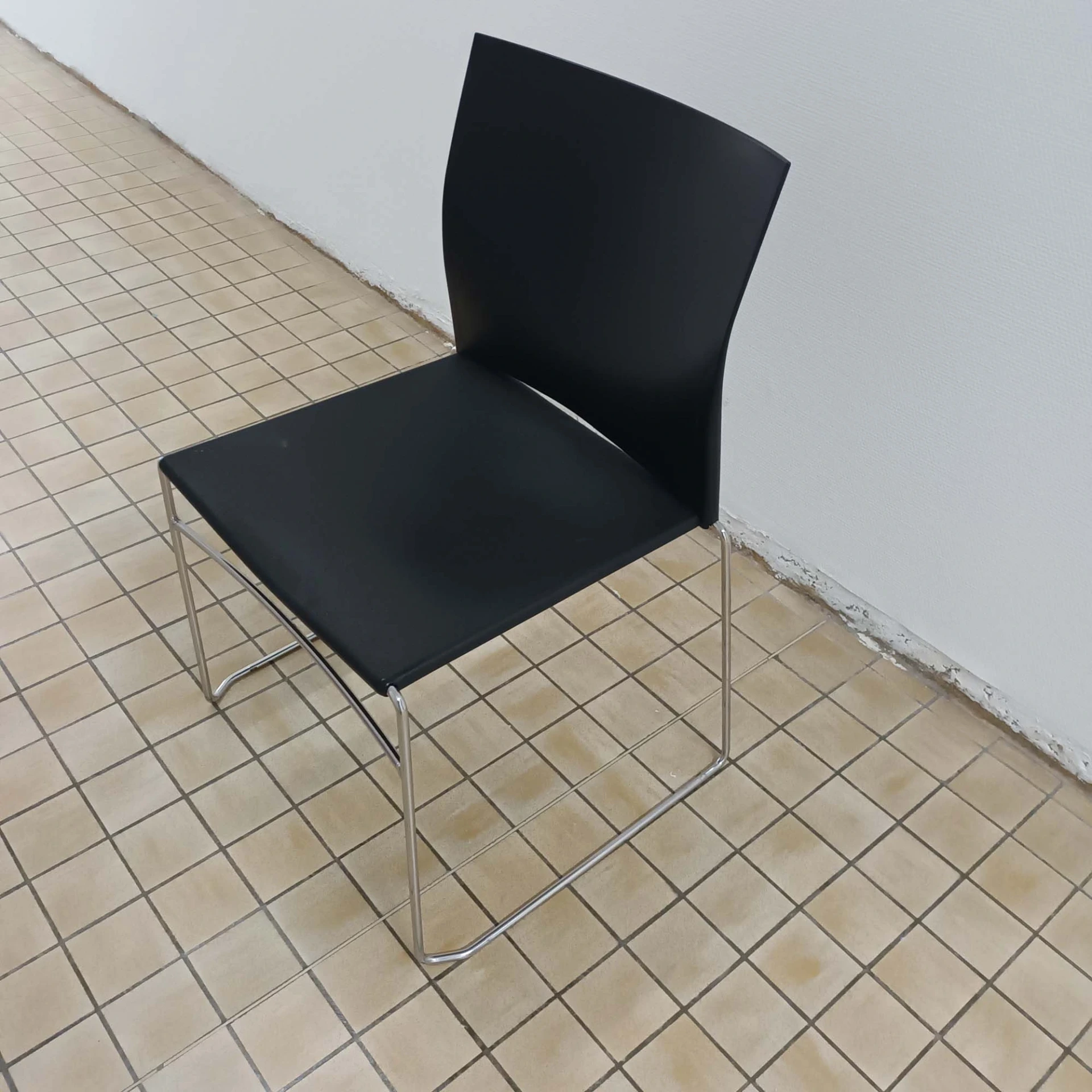 Chaise de conférence ou de réunion noir – piétement chromé, dossier et assise plastiques